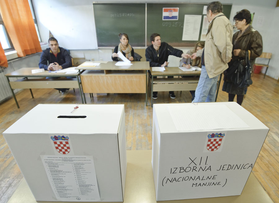 Split, 041211.Parlamentarni izbori 2011.Izborno mjesto Pujanke.Na slici: solidan odaziv gradjana Splita na glasovanje.Foto: Josko Ponos / CROPIX