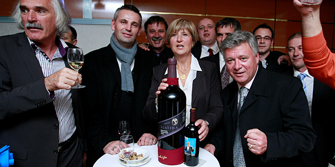 Zagreb, 041211.Hotel Dubrovnik, Gajeva ulica.Parlamentarni izbori 2011.Pracenje izbornih rezultata u izbornom stozeru Hrvatske stranke prava dr. Ante Starcevic (blok Pravaski kisobran).Na slici: veselje u stozeru koalicije.Foto: Ronald Gorsic / CROPIX