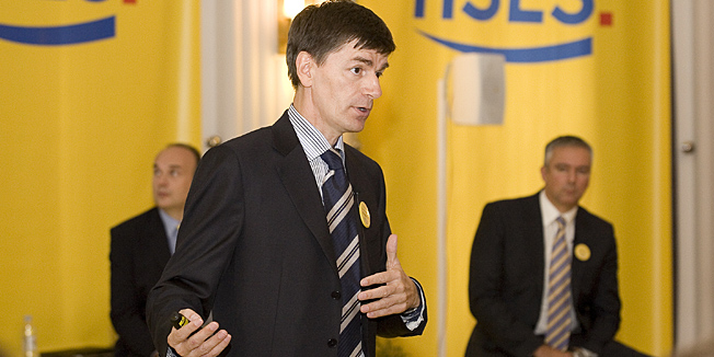 Zagreb, 091011.Novinarski dom.Predstavljanje gospodarskog programa Hrvatsko socijalno-liberalne stranke. Na slici: Program su predstavili Predsjednik stranke Darinko Kosor i glavni ekonomski strateg Josip Budimir.Foto: Zeljko Grgic / CROPIX