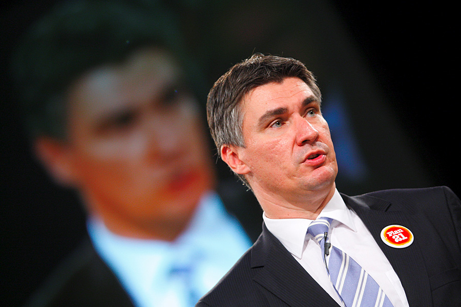 Zagreb, 150911.Tvornica Kulture, Subiceva ulica.Koalicija SDP-HNS-IDS-HSU predstavila je svoj izborni program novinarima i clanovima Koalicije. O programu su govorili vodeci ljudi Koalicije, predsjednik SDP-a Zoran Milanovic, predsjednik HNS-a Radimir Cacic, predsjednik HSU-a Silvano Hrelja i potpredsjednik IDS-a Damir Kajin. Nakon predstavljanja celnici su odgovarali na pitanja novinara. Na slici: Zoran Milanovic.Foto: Goran Mehkek / Cropix *** Local Caption *** 