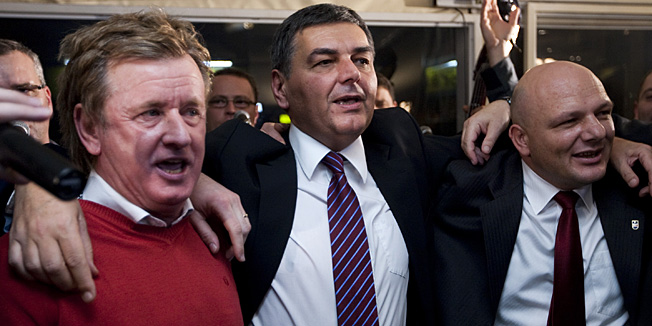 Osijek, 041211.Parlamentarni izbori 2011.Gradska kavana.Pracenje izbornih rezultata u izbornom stozeru HDSSB-a.Na slici: Slavlje u stozru HDSSB-a, Vladimir Sisljagic predsjednik HDSSB-a, Ivan Drmic i pjevac Stjepan Jersek Stef.Foto: Vlado Kos / CROPIX