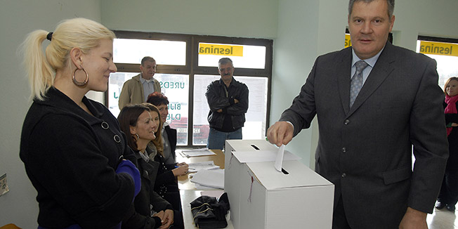 Metkovic, 041211.Parlamentarni izbori 2011.Izborno mjesto u Metkovicu.Na slici: Stipe Gabric - Jambo na izbornom mjestu u Metkovicu. Jambo izlazi na izbore kao koalicija HSS-a, Zelenih i Stranke penzionera.Foto: Denis Jerkovic / CROPIX