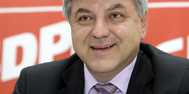 Rijeka, 051211.Danas je u prostorijama stranke SDP u Rijeci odrzana press konferencija povodom jucerasnjih izbora. Podpredsjednik stranke SDP-a sadasnji Zupan Primorsko-goranske zupanije Zlatko Komadina priopcio je okupljenim novinarima da je stranka SDP-a na jucerasnjim izborima u sklopu Kukuriku koalicije osvojila rekordan broj od 11 mandata u osmoj izbornoj jedinici. Rekao je da ce biti jedan od buducih ministara u Vladi  buduceg premijera Zorana Milanovica.Na slici: Zlatko Komadina.Foto: Zeljko Sop / CROPIX