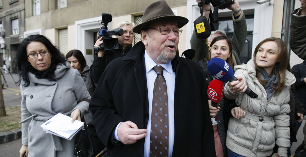 Zagreb, 051211.Trg zrtava fasizma.Sjediste HDZ-a.Nakon neuspjeha na jucerasnjim izborima u sjedistu  HDZ-a jutros je odrzano Predsjednistvo stranke.Na slici: Vladimir Seks daje izjave novinarima nakon sjednice.Foto: Goran Mehkek / Cropix *** Local Caption *** 