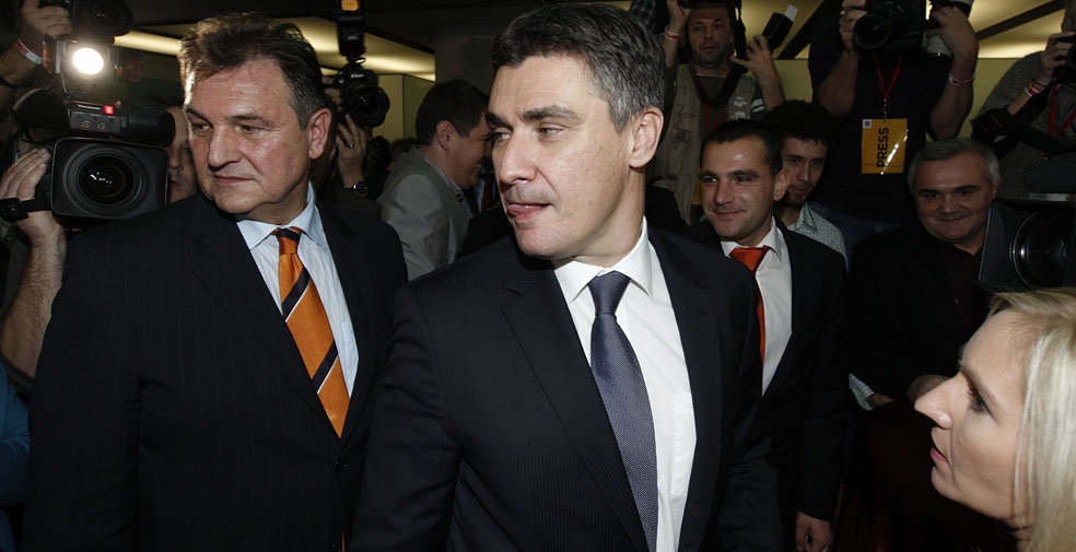Zagreb, 041211.Parlamentarni izbori 2011.Muzej suvremene umjetnosti.Pracenje izbornih rezultata u izbornom stozeru Kukuriku koalicije SDP - HNS - IDS - HSU Na slici: Zoran Milanovic i Radomir Cacic slave pobjedu na izborimaFoto: Dragan Matic / CROPIX