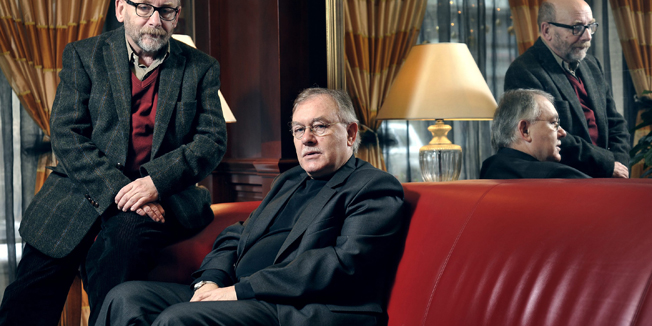 Zagreb, 271111.Poljski sociolozi Pawel Spiewaka i Ireneusz Krzeminski snimljeni u predovrju hotela Astoria.Foto: Marko Miscevic/ CROPIX