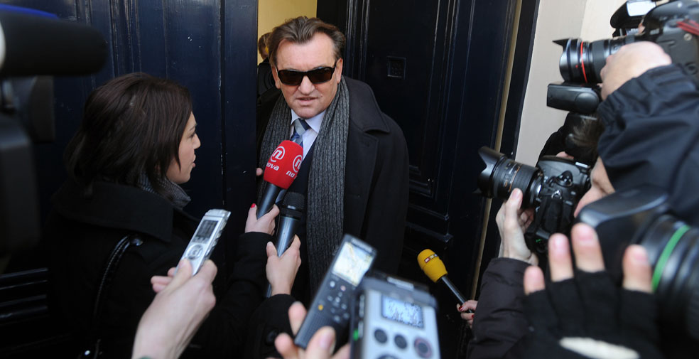 Zagreb, 111111.USKOK.Damir Sesvecan, clan HDZ-a koji ce predstavljati stranku u istrazi USKOK-a u slucaju crnih fondova i odvjetnik HDZ-a Vladimir Gredelj dolaze na ispitivanje u USKOK.Na slici: Vladimir Gredelj.Foto: Drago Sopta / CROPIX