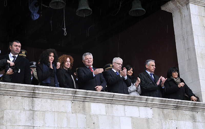 Dubrovnik, 061211.Svecani mimohod i postrojavanje branitelja grada Dubrovnika iz 1991. godine na Stradunu u sklopu proslave dana Branitelja pred predjsjednikom RH Ivom Josipovicem. Na slici: gradonacelnik Andro Vlahusic, Ivo Josipovic, Nojko Marinovic.Foto: Tonci Plazibat / CROPIX