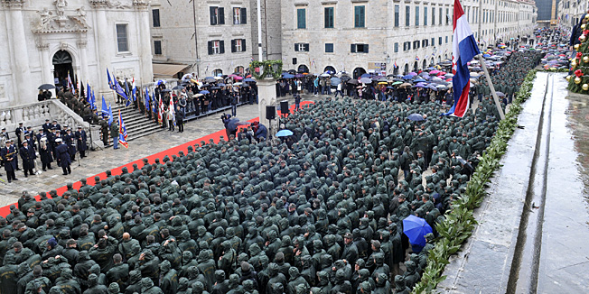 Dubrovnik, 061211.Svecani mimohod i postrojavanje branitelja grada Dubrovnika iz 1991. godine na Stradunu u sklopu proslave dana Branitelja pred predjsjednikom RH Ivom Josipovicem.Foto: Tonci Plazibat / CROPIX