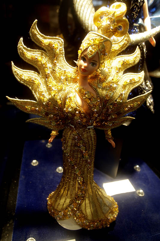 Varazdin, 071211.U varazdinskoj Areni otvorena je najveca Europska izlozba Barbie lutaka i Lego kockica. Na izlozbi je vise od tisucu eksponata, a nakon Milana, Amsterdama i ostalih europskih gradova u varazdinskoj Areni ostaje do 11. prosinca. Cijena ulaznice je 30 kuna, a za grupe vece od 20 ljudi 20 kuna.Na slici: Barbie lutke.Foto: Zeljko Hajdinjak / Cropix 