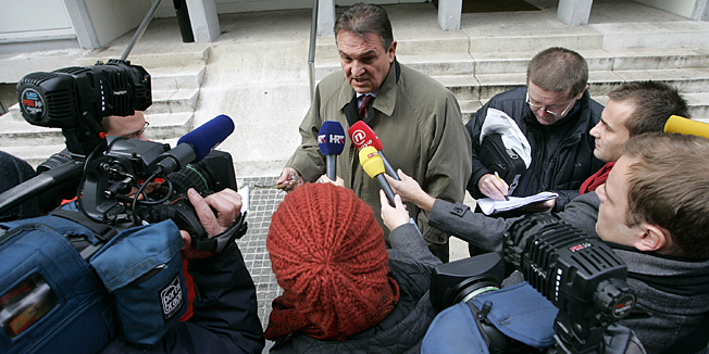Zagreb, 071211.Iblerov trg, SDP.Prostorije sredisnjice SDP-a na Iblerovom trgu i danas su  bile intezivno posjecivane od clanova i koalicijskih partnera nakon izborne pobjede.Na slici: Radimir Cacic predsjednik HNS-a,  izlazi iz zgrade SDP-a.Foto: Ranko Suvar / Cropix