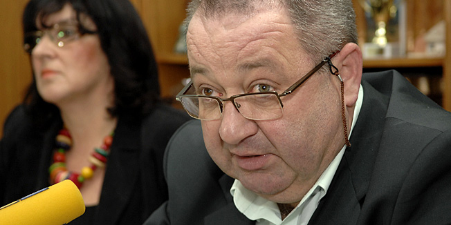 Karlovac, 071211.Odrzana je press konferencija u Sumarskoj skoli u Karlovcu gdje je ravnatelj skole Robert Erdeljac dao svoje vidjenje zlostavljanja ucenika.Na slici: tiskovna konferencija Robert Erdeljac (ravnatelj) i Mirna Korkut (pedagoginja).Foto: Robert Fajt / Cropix