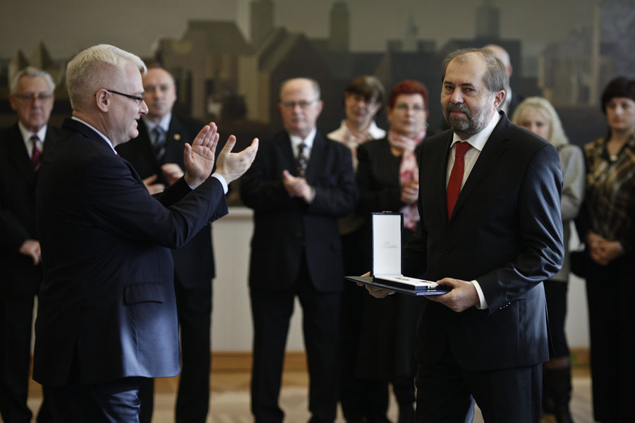Zagreb, 071211.Predsjednik Republike Ivo Josipovic je u prigodi obiljezavanja Medjunarodnog dana ljudskih prava primi pojedince kojima su po razlicitim osnovama krsena ljudska prava, predstavnike nevladinih udruga i institucija koje se bave zastitom ljudskih prava te dodijeli odlikovanja udrugama i pojedincima koji su svojim djelovanjem znatno pridonijeli zastiti ljudskih prava u Hrvatskoj. Na slici: Predsjednik Josipovic i Drago Hedl koji prima odlikovanje.Foto: Dragan Matic / Cropix