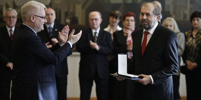 Zagreb, 071211.Predsjednik Republike Ivo Josipovic je u prigodi obiljezavanja Medjunarodnog dana ljudskih prava primi pojedince kojima su po razlicitim osnovama krsena ljudska prava, predstavnike nevladinih udruga i institucija koje se bave zastitom ljudskih prava te dodijeli odlikovanja udrugama i pojedincima koji su svojim djelovanjem znatno pridonijeli zastiti ljudskih prava u Hrvatskoj. Na slici: Predsjednik Josipovic i Drago Hedl koji prima odlikovanje.Foto: Dragan Matic / Cropix
