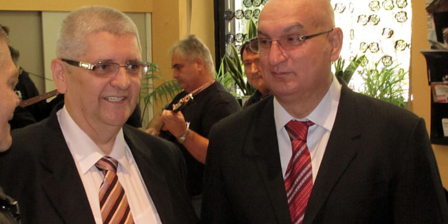 Sisak, 151011.HSP je konvencijom u Sisku zapoceo izbornu kampanju u 6. izbornoj jedinici. Pred vise stotina clanova stranke o izbornom programu govorili su predsjednik stranke Danijel Srb, pocasni predsjednik i nositelj liste u 6. izbornoj jedinici Ante Dapic, te dopredsjednik HSP-a i koordinator HSP u izborima u istoj jedinici Veljko Novak. Na slici: Ante Dapic i Veljko Novak, prvi i drugi na listi HSP-a u 6. izbornoj jedinci.Foto: Mate Piskor / CROPIX                                                          