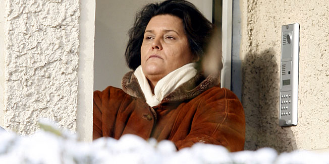 Zagreb, 271210.Kozarceva ulica.Djelatnici Uskoka dosli su popisivati i plijeniti vrijedne umjetnicke slike iz kuce bivseg premijera Ive Sanadera.Na slici: Mirjana Sanader ispred svog ulaza.Foto: Goran Mehkek / Cropix