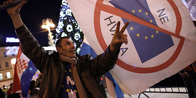 Zagreb, 081211.Prosvjed NE u EU na Trgu bana Jelacica u organizaciji stranaka i gradjanskih inicijativa koje se protive ulasku Hrvatske u Europsku uniju.Na slici: prosvjednik s zastavom EU, ne hvala.Foto: Dragan Matic / Cropix