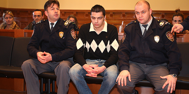 Zadar, 091211.Na Zupanijskom sudu u Zadru danas je 21-godisnjem Dinu Sakicu iz Stankovaca izrecena zatvorska kazna od 4godine i 7 mjeseci zatvora za brutalno ubojstvo majke, 40-godisnje Divne Moric, cije je tijelo nakon trodnevne potrage pronadjeno u gusterni na katu njihove obiteljske kuce.Foto: Andrija Lucic / Cropix