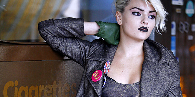 - 2010. U FOTOGRAFIJAMA CROPIX-A - Zagreb, 270910.Modni dizajner Zoran Aragovic poceo je prodavati svoje kreacije preko Facebooka.Na slici: Ella Dvornik u jednoj od njegovih kreacija koje ce predstaviti na nadolazecem Cro a porteru.Foto: Neja Markicevic / CROPIX