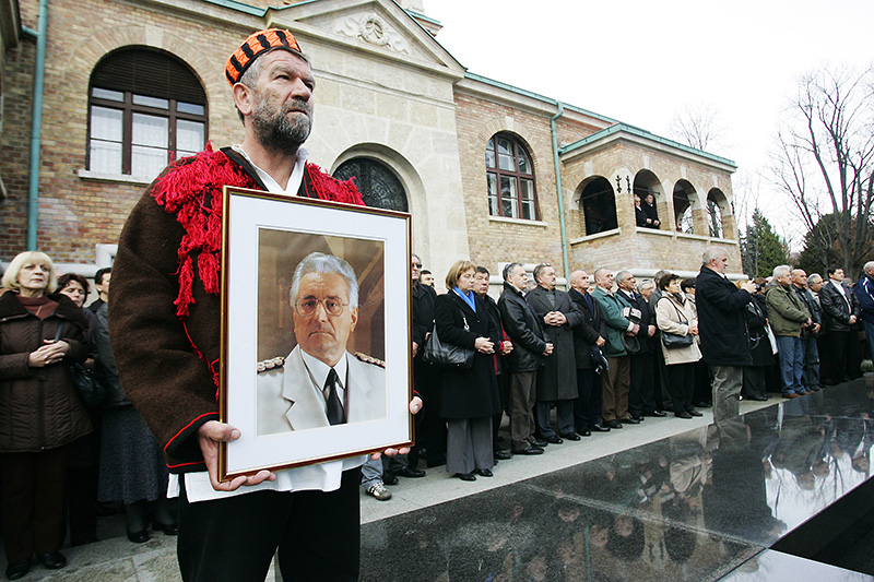 Zagreb, 101211.Mirogoj, grob Franje Tudjmana.Na zagrebackom groblju Mirogoj predsjednica HDZ-a Jadranka Kosor s ostalim izaslanicima polozila je vijenac na grob dr. Franje Tudjmana. Foto: Tomislav Kristo / CROPIX