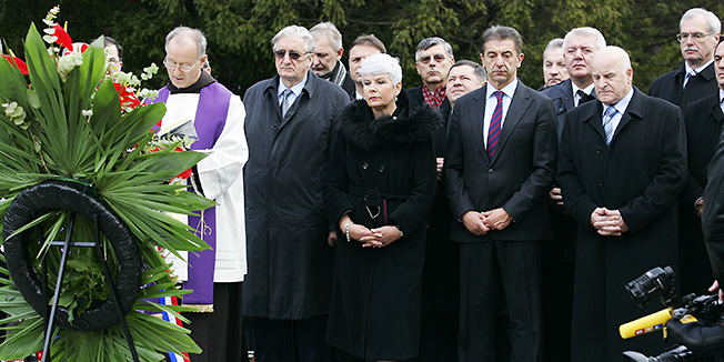 Zagreb, 101211.Mirogoj, grob Franje Tudjmana.Na zagrebackom groblju Mirogoj predsjednica HDZ-a Jadranka Kosor s ostalim izaslanicima polozila je vijenac na grob dr. Franje Tudjmana. Na slici: Miroslav Tudjman, Tomislav Ivic, Gordan Jandrokovic, Jadranka Kosor, Petar Cobankovic, Darko Milinovic, Ivan Jarnjak.Foto: Tomislav Kristo / CROPIX
