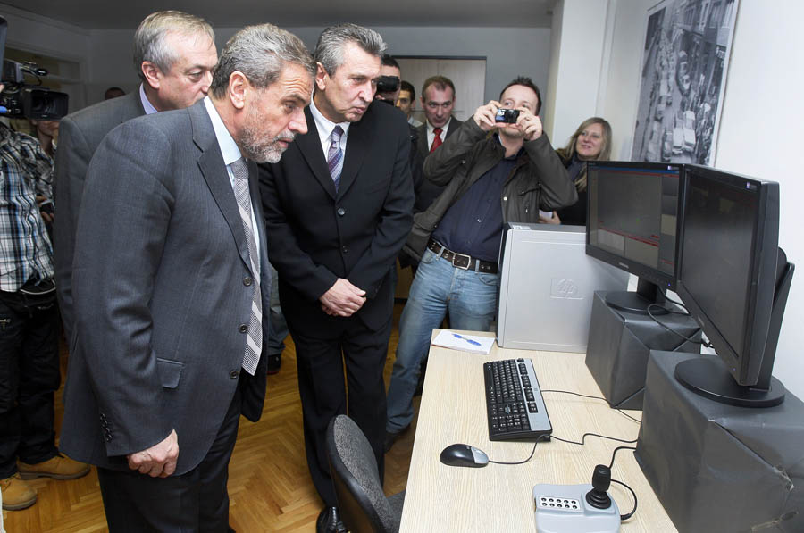 Zagreb, 121211.Sektor za komunalno i prometno redarstvo.Predstavljanje projekta video nadzora kojeg je Milan Bandic simbolicno pustio u rad.Na slici: Mate Kraljevic i Milan Bandic.Foto: Davor Pongracic / CROPIX