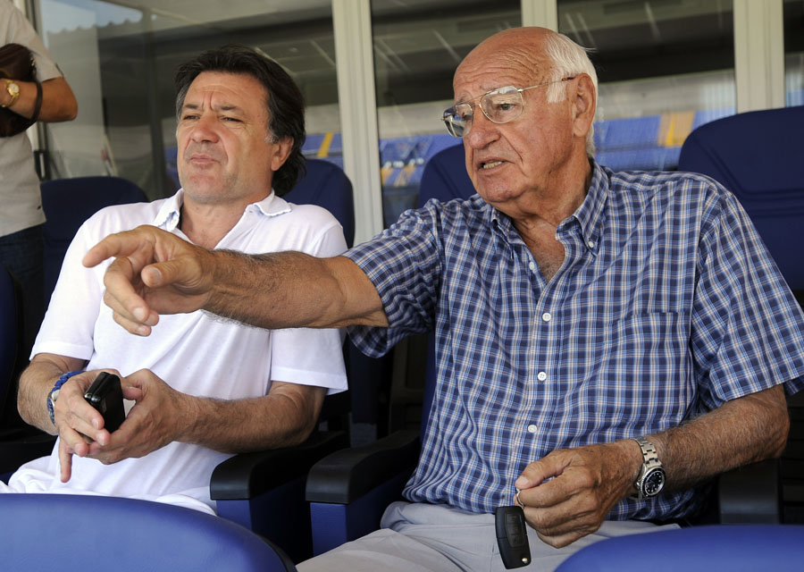 Zagreb, 100711.Gradjevinskih radovi na Maksimirskom stadionu pri kraju 4 dana pred utakmicu drugog pretkola Uefine Lige prvaka izmedju Dinama i azerbejdzanskog prvaka Neftchia iz Bakua.Na slici: u posjet Dinamu tajnik Hns-a Zorislav Srebric i predsjednik Vlatko Markovic u drustvu s predsjednikom Dinama Mirkom Barisicem i dopredsjednikom Zdravkom Mamicem u novo uredjenoj lozi.Foto: Drago Sopta / CROPIX