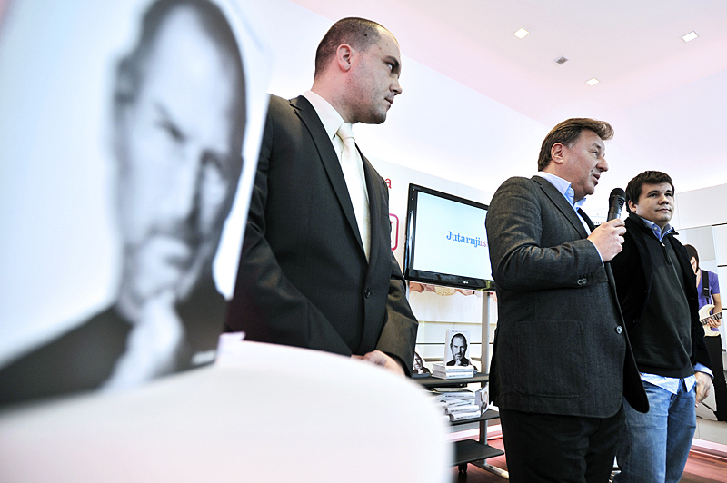 Zagreb, 131211.T-com centar, Savska cesta.Predstavljanje hrvatskog prijevoda knjige Waltera Isaacsona 'Steve Jobs', u izdanju T-coma i Jutarnjeg lista.Na slici: Voditelj T-centara u Hrvatskoj Petar Cavrag, clan uprave EPH Tomislav Wruss i urednik Nedjeljnog jutarnjeg Miran Pavic.Foto: Boris Kovacev / CROPIX