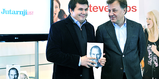 Zagreb, 131211.T-com centar, Savska cesta.Predstavljanje hrvatskog prijevoda knjige Waltera Isaacsona 'Steve Jobs', u izdanju T-coma i Jutarnjeg lista.Na slici: clan uprave EPH Tomislav Wruss i urednik Nedjeljnog jutarnjeg Miran Pavic.Foto: Boris Kovacev / CROPIX