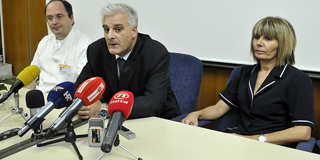 Dubrovnik, 131211.Ravnatelj dubrovacke bolnice Branko Bazdan sazvao je danas hitnu press konferenciju u bolnici. Tema konferencije za novinare je bila blokiran racun dubrovacke bolnice zbog ovrhe od 3,5 milijuna kuna koju je jutros pustio Vodovod Dubrovnik.  Ravnatelj bolnice je najavio mogucnost gasenja tzv. hladnog pogona bolnice na neodredjeno vrijeme dok se bolnica ne oporavi.Foto:Tonci Plazibat / CROPIX