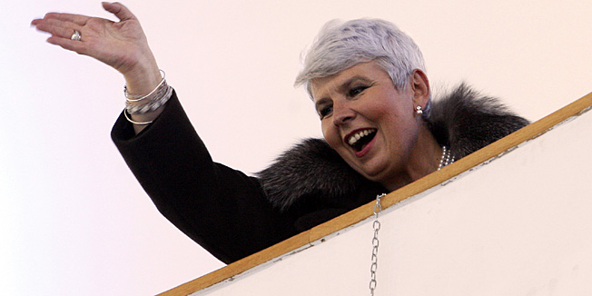 Zagreb, 041211.Parlamentarni izbori 2011.Pracenje izbornih rezultata u izbornom stozeru HDZ-a  u HDLU.Na slici: Jadranka Kosor mase sa VIP galerije mladezi HDZ-a.Foto: Davor Pongracic / CROPIX