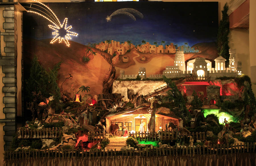 Rijeka, 151211.Trsacanin Mirko Sostaric vec vise od desetljeca izradjuje jaslice koje su svake godine sve vece i ljepse. Mirko je od malena zaljubljenik u jaslice koje su oduvijek krasile njegov dom, no s vremenom se proculo za njegov hobi pa su se njegove jaslice nasle u domovima i dvoristima brojnih prijatelja, te u raznim lokalima i crkvama. Uz pomoc prijatelja Miljenka Skerla, Joska Jagodnika i Delimira Dzodana, Mirko Sostaric ove je godine postavio jaslice u kaficu Gvardian, dvoristu na Partizanskom putu na Trsatu, crkvi na Viskovu i crkvi Svete Jelene na Kastvu. Na slici: jaslice u crkvi na Kastvu.Foto: Tea Cimas / Cropix
