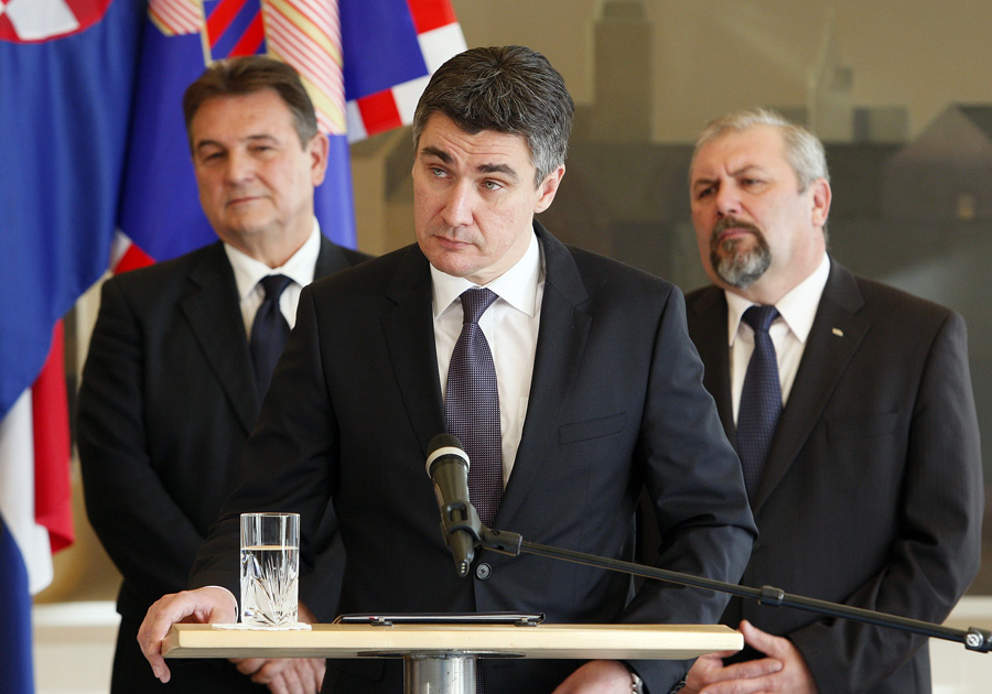 Zagreb, 141211.Ured predsjednika.Danas je predsjednik Ivo Josipovic primio clanove Kukuriku koalicije te je izbornom pobjedniku Zoranu Milanovicu dao mandat za sastav nove vlade.Na slici: Zoran Milanovic, iza Radimir Cacic i Silvano Hrelja.Foto: Davor Pongracic / CROPIX