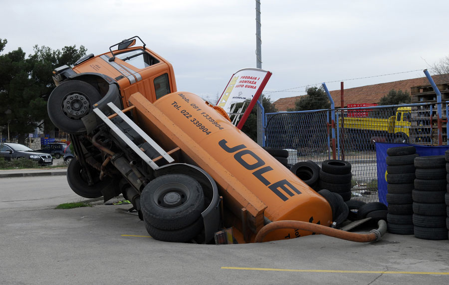 Sibenik, 161211.Prilikom praznjena septicke jame kamion cisterna je propao u septicku jamu, ispod kamiona otvorila se jama pukno je asfalt.Foto: Niksa Stipanicev / CROPIX