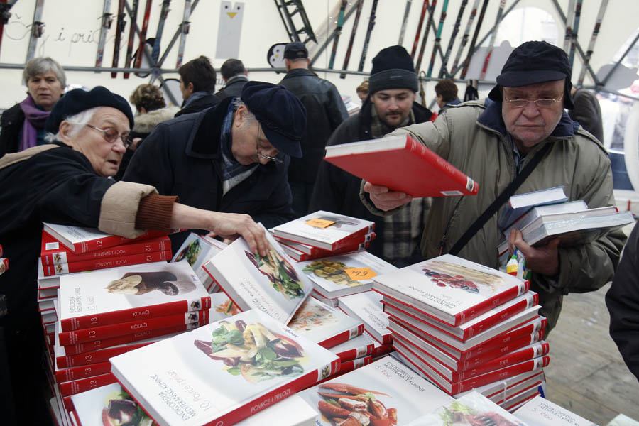 Zagreb, 171211.Britanac.Sator.Rasprodaja knjiga EPH izdanja i Jutarnjeg lista.Knjige su prodavane po simbolicnoj cijeni od 5 kuna.Do 12 sati prodano je vise od 2000 knjiga.Foto: Goran Mehkek / Cropix *** Local Caption *** 