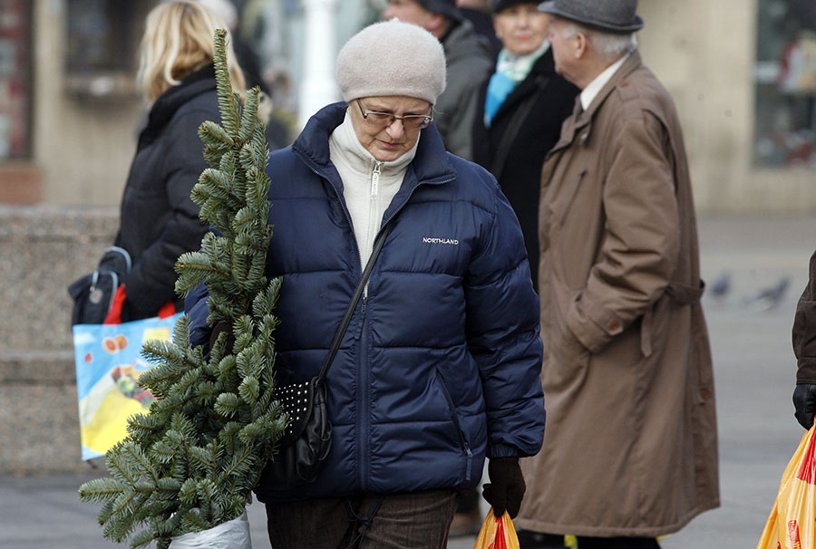 Zagreb, 181211.Trg bana Jelacica.Predblagdanska atmosfera u Zagrebu.Na slici: Ususret blagdanima, gradjani kupuju bozicne i novogodisnje jelke.Foto: Damjan Tadic / CROPIX