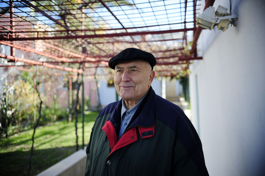 Split, 141210.Nakon uhicenja Ive Sanadera, otac Sanaderove supruge Mirjane Ivo Saric kratko je komentirao pisanja novinara o svom zetu.Na fotografiji Ivo Saric ispred svoje kuce na Stinicama (Put Duja 2).Foto: Nikola Vilic / CROPIX