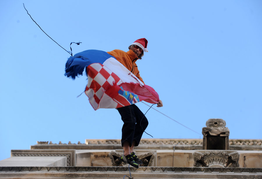 Split, 201211.Poznati splitski penjac Ivica Matkovic danas se popeo na zvonik svetog Duje u Splitu u sklopu akcije koju su oraganizirali ucenici osnovne skole Bol i sam penjac.Akcija se sastojala od skidanja pokidane zastave na vrhu i pustanje balona na kojima su djeca ispisale poruke dobrih zelja u nadolazecoj godini a koje je Matkovic pusti s vrha zvonika.Foto : Paun Paunovic / CROPIX