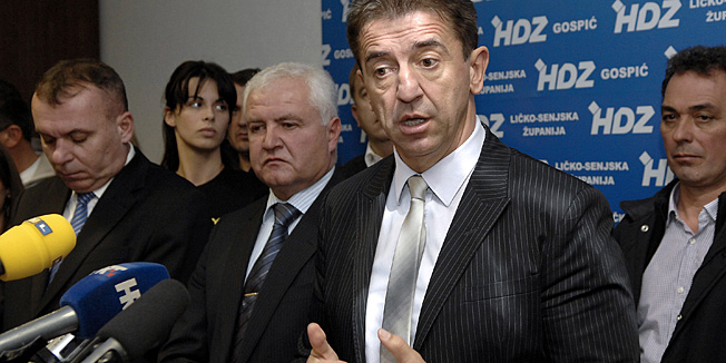 Gospic, 201211.Predsjednik HDZ-a Licko Senjske Zupanije sa suradnicima na konferenciji za novinare u Gospicu se osvrnuo na izborni rezultat stranke izrazavajuci zadovoljstvo pobjedom u devetoj izbornoj jedinici a nezadovoljstvo na nacionalnoj razini.Na slici: gradonacelnik Gospica Milan Kolic; zupan Licko Senjski Milan Jurkovic i Darko Milinovic.Foto: Robert Fajt / Cropix