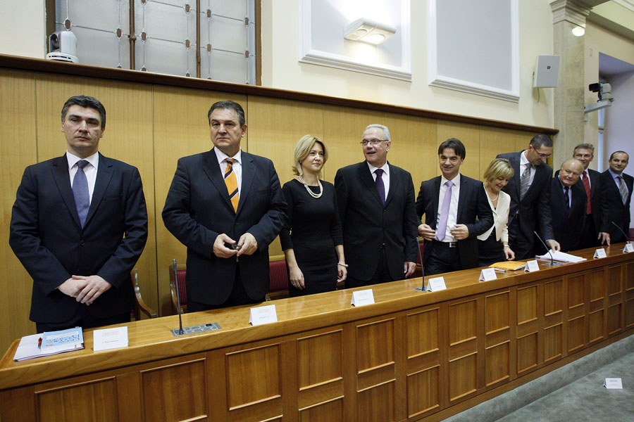 Zagreb, 231211.Hrvatski Sabor u nastavku izvanredne sjednice glasuje o povjerenju novoj Vladi Zorana Milanovica. Na slici: buduci ministri. Foto: Davor Pongracic / CROPIX