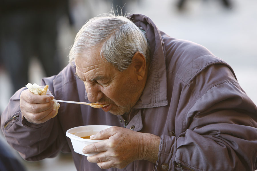 Split, 241211. Tradicionalni domjenak na Prokurativama koji na Badnjak svake godine svake godine organiziraju grad Split i Zupanija splitsko-dalmatinska. Na domjenku se tradicionalno dijeli bakalar.Na slici: Splicani jedu svoje porcije bakalara.Foto: Vladimir Dugandzic / CROPIX