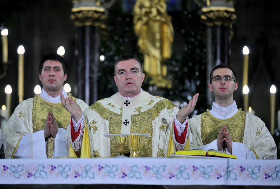 Zagreb, 251211.Na blagdan Bozica vec se od 5. stoljeca slave tri mise: polnocka, zornica ili pastirska misa te poldanjica. Poldanjicu, euharistijsko slavlje, u zagrebackoj katedrali predvodio je zagrebacki nadbiskup kardinal Josip Bozanic. Misi su prisustvovali uz brojne gradjane: Predsjednik RH Ivo Josipovic, premijer Zoran Milanovic i predsjednik sabora  Boris Sprem sa suprugama.Foto: Srdjan Vrancic / CROPIX