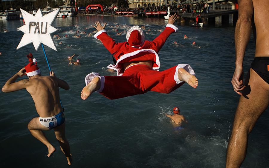 Athletes dressed as Santa Claus jump on the Mediterranean sea as they take part in the Copa Nadal in the northern Spanish port of Barcelona, Spain Sunday, Dec 25, 2011. The Copa Nadal (Christmas Cup) is a traditional swimming competition that takes place in Barcelona every December 25th, where participants swim 200 meters in the open sea in the port of Barcelona.  (AP Photo/Emiliio Morenatti)