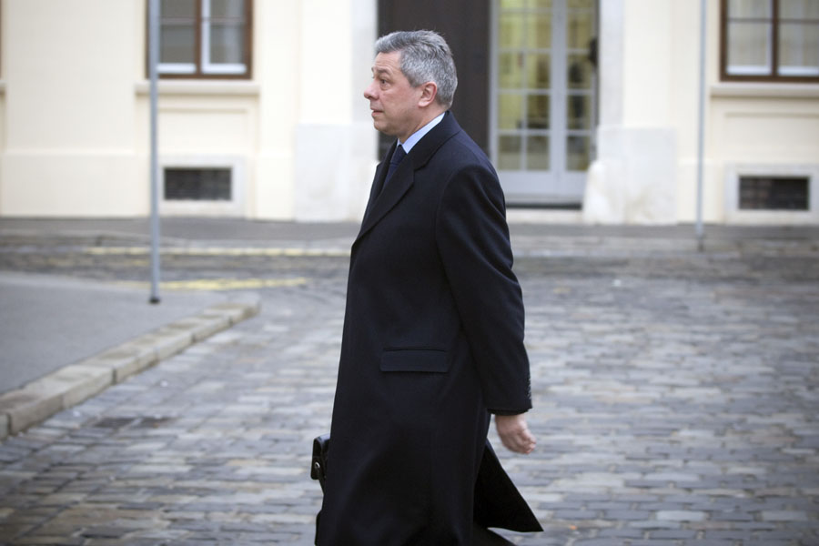Zagreb, 271211.Banski dvori.Prvi radni dan za novu Vladu Zorana Milanovica.Na slici: Sef pregovarackog tima za EU Vladimir Drobnjak dosao je jutros u zgradu Vlade.Foto: Goran Mehkek / Cropix *** Local Caption *** 