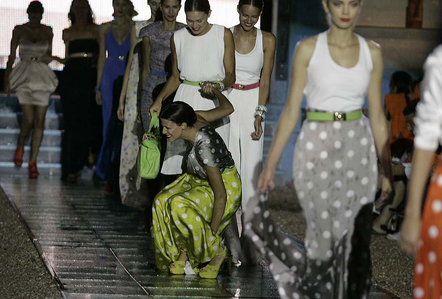 Split, 300611.Veceras se na plazi Zlatni rat u Bolu odrzala modna revija Fashion.hr.Na slici: Neke manekenke zbog klizave piste izgubile su tlo pod nogama.Foto: Jakov Prkic / Cropix