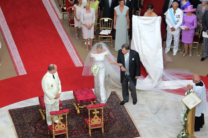 Princess Charlene of Monaco arrives with her father Michael Kenneth Wittstock (R) for her religious wedding with Prince Albert II of Monaco at the Main Courtyard of the Prince's Palace on July 2, 2011 in Monaco.  AFP PHOTO / VALERY HACHE