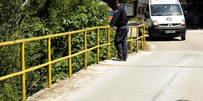 Jezero Brljan, 030711.Sedmi dan policija i HGSS pretrazuju jezero Brljan na rijeci Krki kako bi pronasli tijelo nestale Antonie Bilic.Drugi dan traje akcija ispumpavanja vode iz manjih jezera.Na slici: most sa kojega je Dragan Paravinja navodno bacio tijelo.Foto: Niksa Stipanicev / CROPIX
