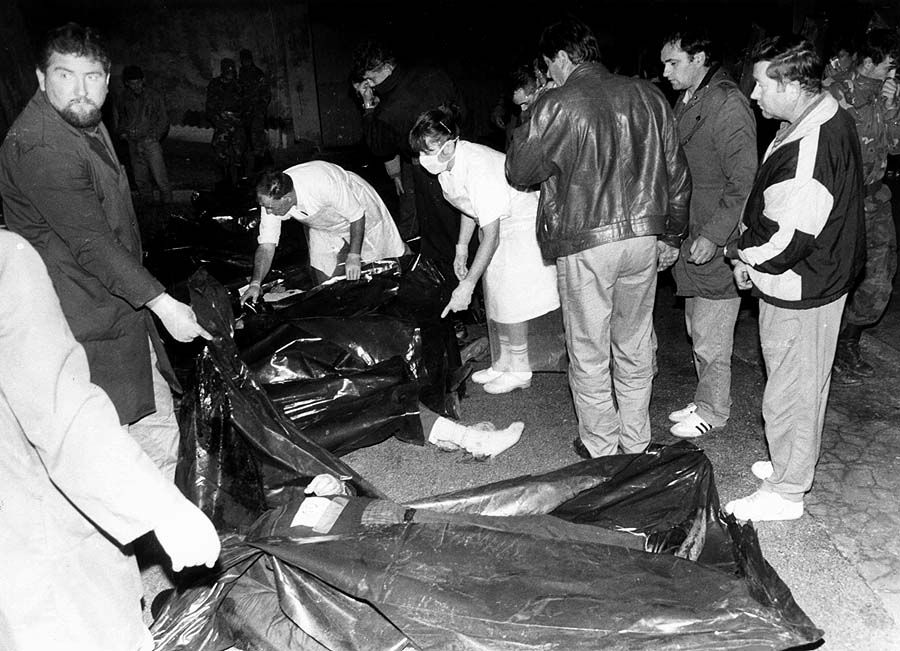 ARHIVSKA FOTOGRAFIJASkabrnja, 231191. Domovinski rat.Tijela ubijenih mijestana Skabrnje i Nadina. Foto: Stanko Karaman / arhiv Slobodna Dalmacija