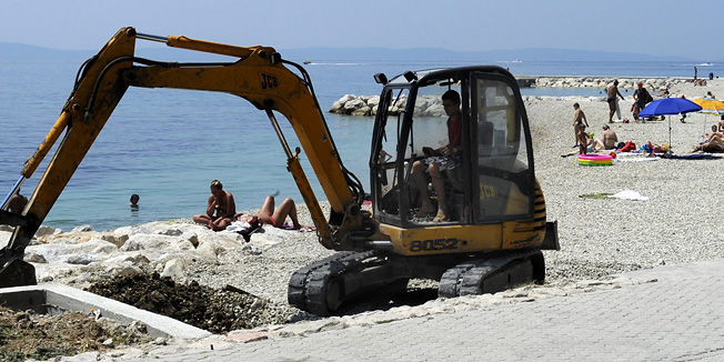 Split , 140710 .Plaze Znjana  dobile su  novi sljunak a uskoro ce dobiti i novi izgled ugostiteljski objekti .Foto: Paun Paunovic / CROPIX