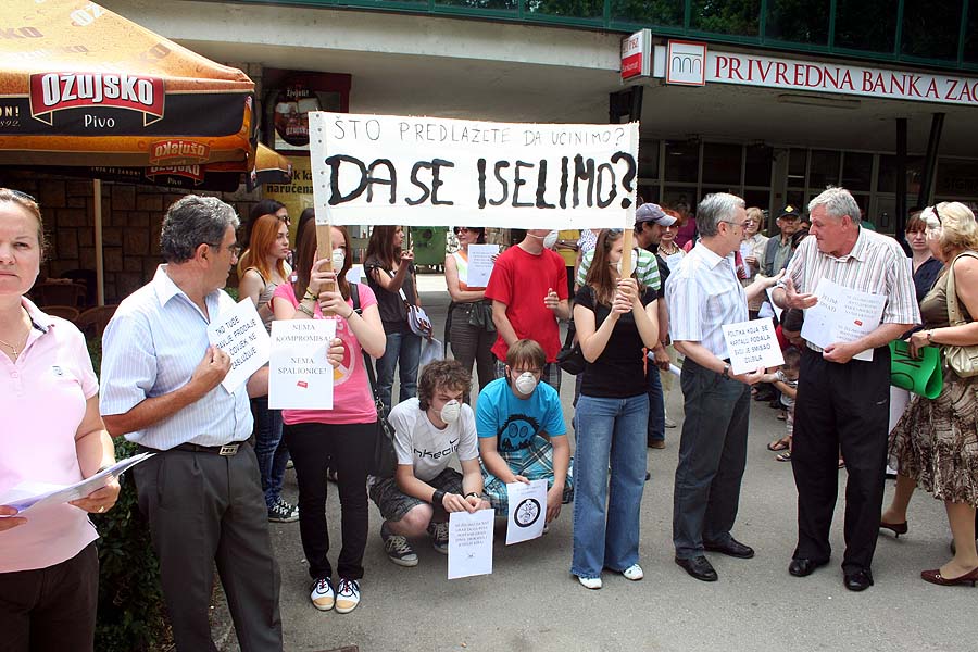 Duga Resa, 280611.Prosvjed zbog T7VisDugoresani su izvizdali svoju gradsku vlast jer je dodjelila priznanje tvrtki T 7 Vis Davora Patafte iz cije se Pamucne industrije u posljednje vrijeme siri dim od spaljivanja otpada.Foto: Danijel Tuskan / CROPIX
